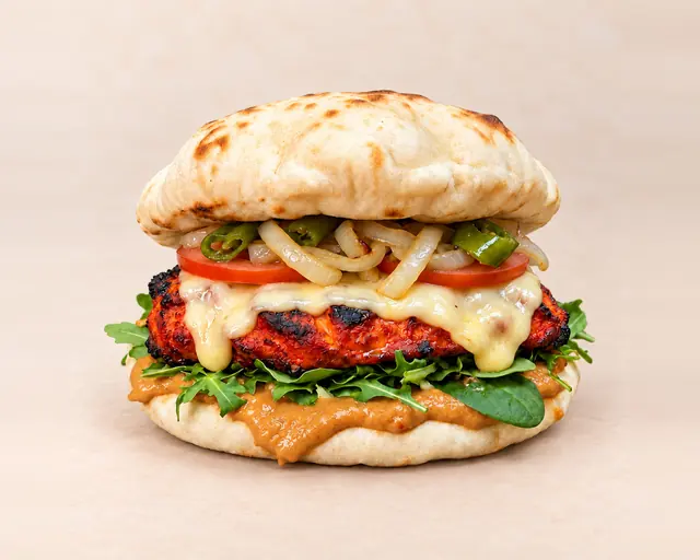 Spicy Burger au poulet tikka, raclette et sauce piquante